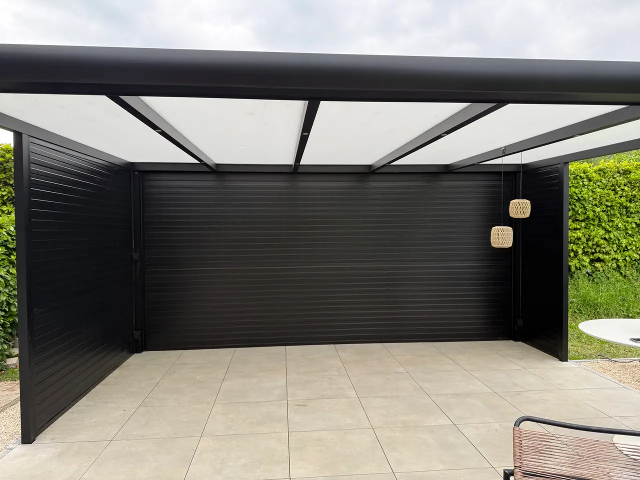 Overkapping met lamellenwand