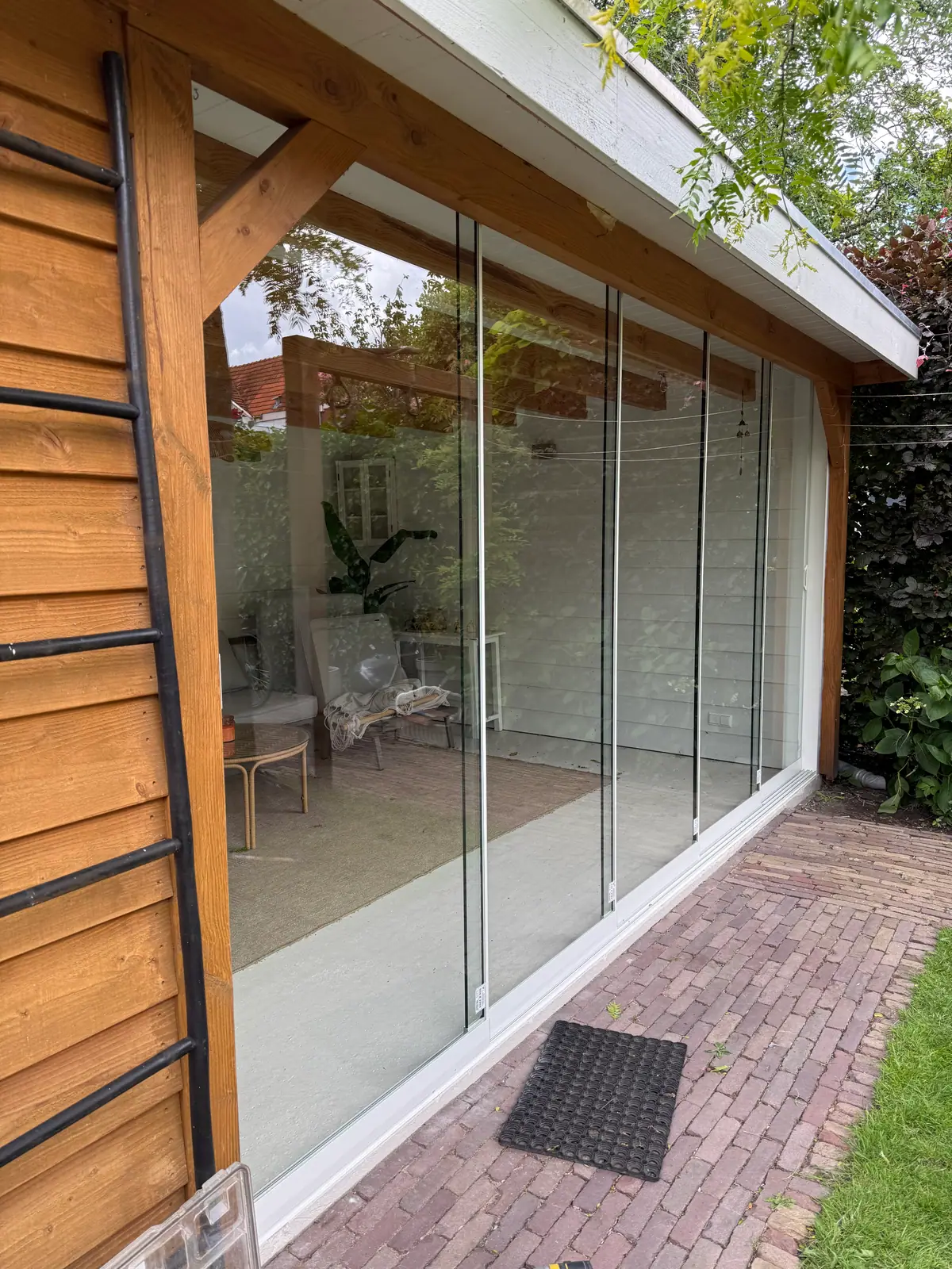 Glaswand in een houten tuinhuis