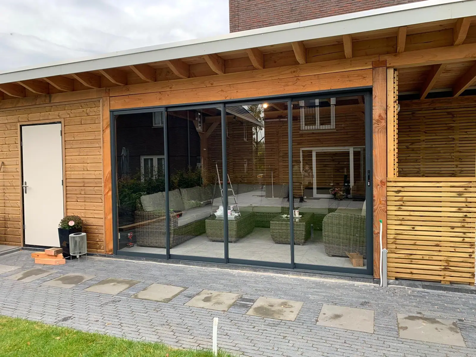 Sliding wall in a larch garden room, photo 1