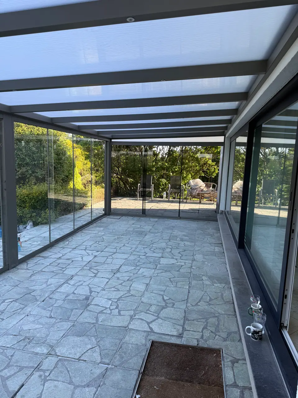 Veranda met natuursteenvloer